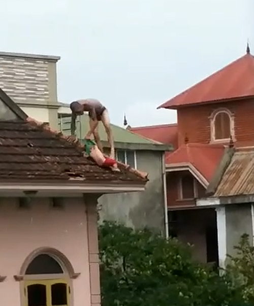 Phạt tù người cha ngáo đá hành hạ con 2 tuổi trên mái nhà