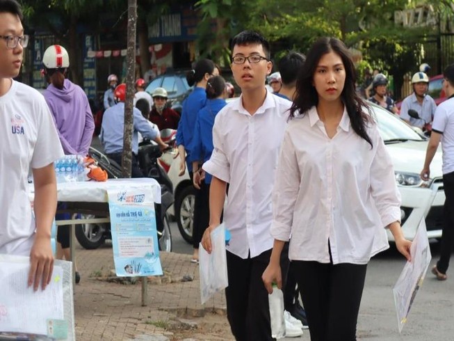 1 thí sinh mang điện thoại đi thi môn Văn bị đình chỉ thi