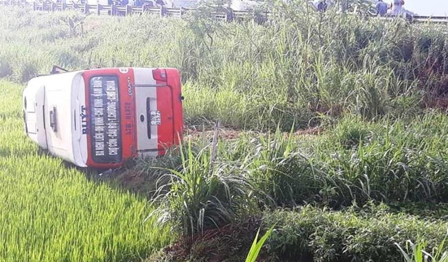 Xe buýt lật dưới ruộng, 2 người tử vong, 8 người bị thương