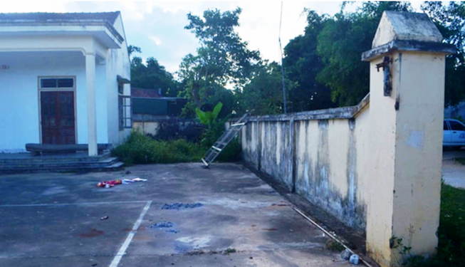 Bé bảy tuổi chấn thương sọ não vì bị cánh cổng nhà văn hóa đè