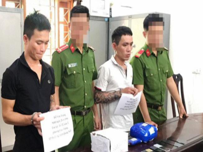 Khởi tố 2 anh em ruột 'nối gót' mẹ đi chuyển ma túy