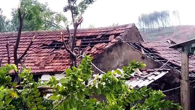 Bão chưa vào, hai nhà đã sập và 40 nhà bị tốc mái