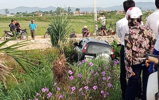 Xe 7 chỗ lao xuống mương, tài xế chết với vết thương ở lưỡi
