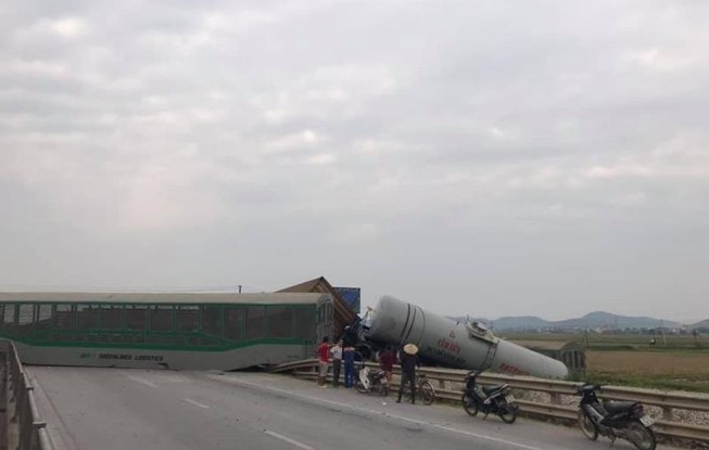 Tàu hỏa văng nhiều toa, đường sắt và quốc lộ 1A tê liệt