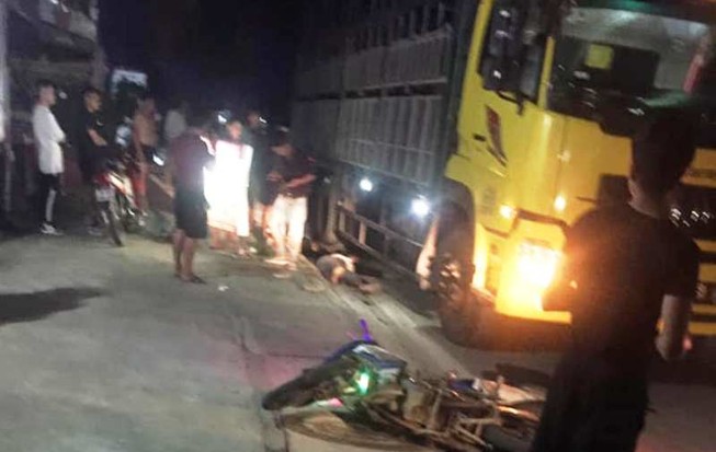 3 người đi trên một xe máy tông vào xe tải, 2 chú cháu tử vong