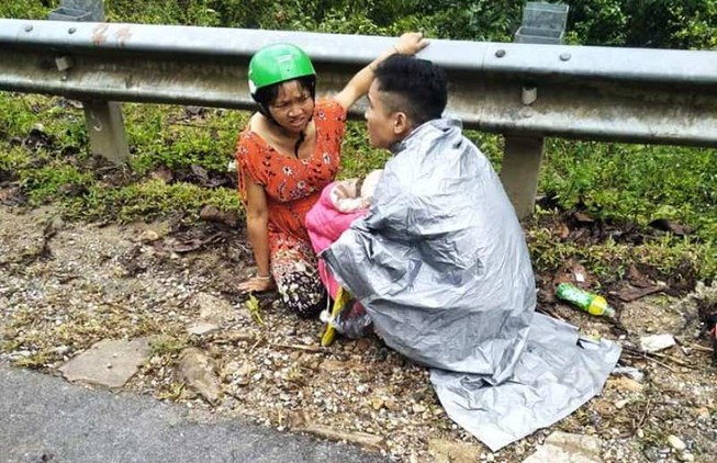 Chồng đỡ đẻ cho vợ trên đường