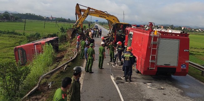 Lật xe giường nằm: 1 người chết, hàng chục người bị thương