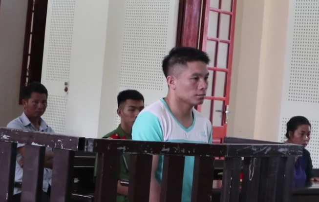 Chồng bị tuyên tử hình vì ham 5.000 USD, vợ ngất xỉu
