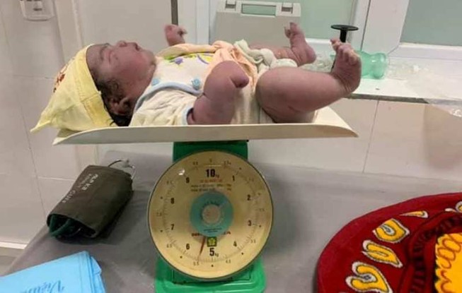 Từ TP.HCM về quê sinh con gái nặng tới 5,5 kg