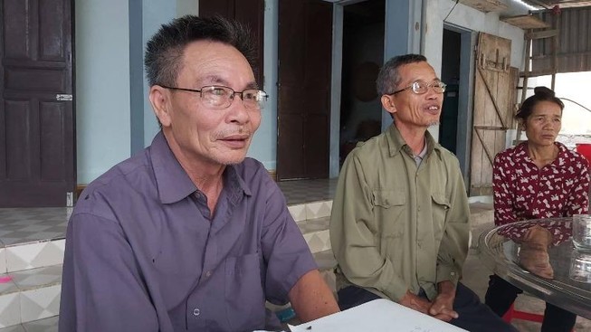 Cán bộ địa phương đến nhà xác minh thông tin người dân đi Anh