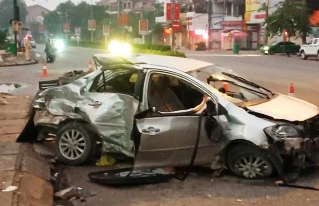 Clip ô tô con sang đường bị xe khách đâm, 3 người tử vong