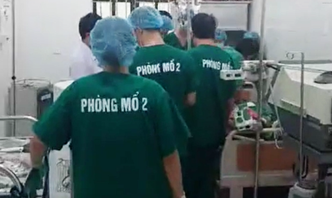Trẻ sơ sinh tử vong, mẹ nguy kịch, người nhà xông vào BV