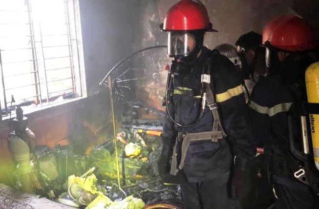 Quên rút dây điện bàn ủi gây cháy nhà