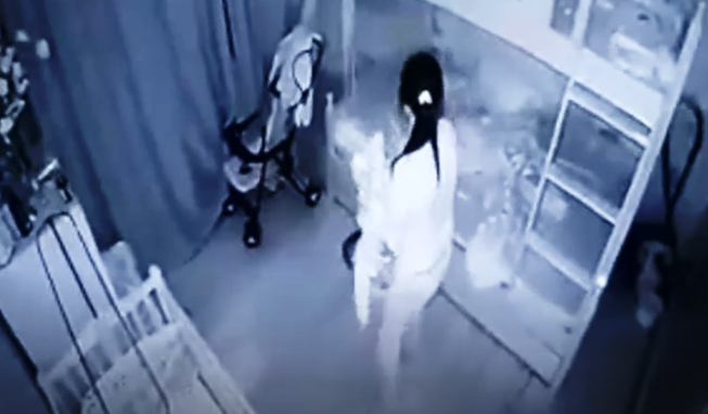 Người giúp việc cầm 2 chân dốc ngược bé 13 tháng tuổi