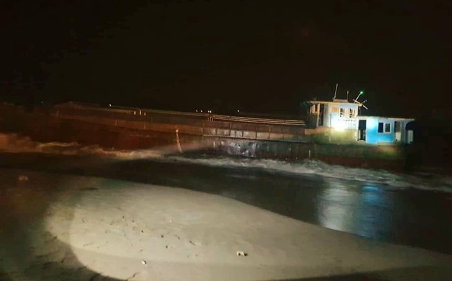 Tàu dài 30m không người có chữ Trung Quốc dạt vào biển Hà Tĩnh