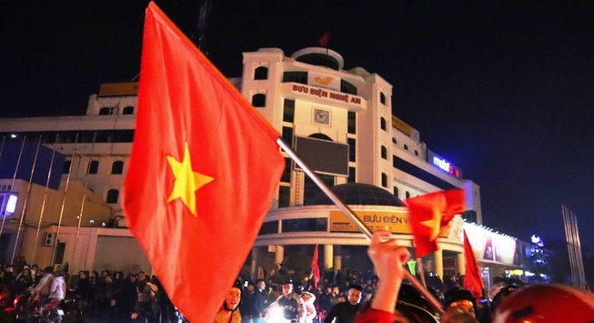 Video: Người Nghệ An chen chúc ra đường mừng U22 Việt Nam