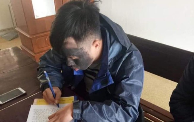 Phạt tiền thanh niên 'bôi mặt đen ăn xin' để câu like