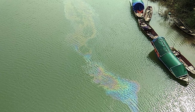 Xuất hiện vệt dầu loang đầu nguồn nước sông Lam
