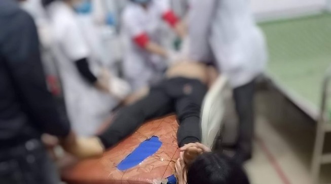 3 người bị đâm gục trên đường vắng