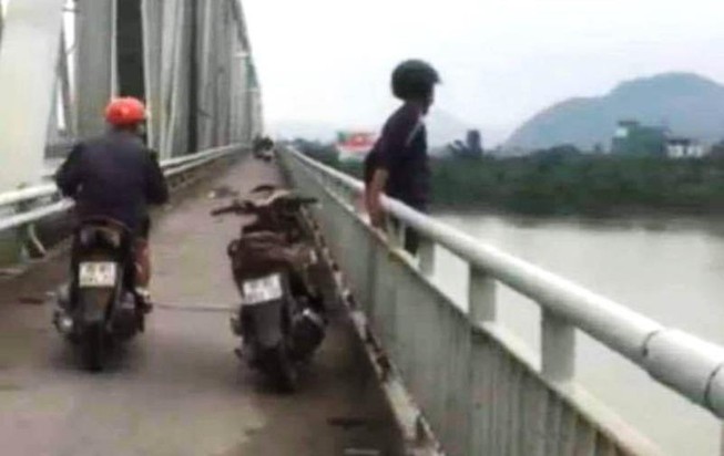 Người dân qua cầu Bến Thủy quay lại cảnh thanh niên tự tử