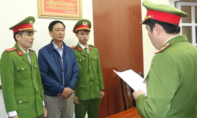 Cán bộ địa chính bỏ 100 triệu làm chứng từ giả hưởng 300 triệu