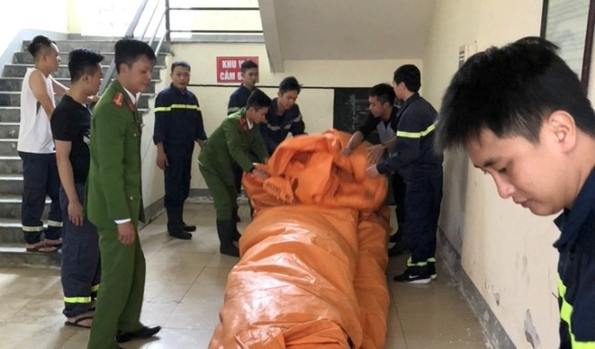Cảnh sát thuyết phục được 1 phụ nữ định nhảy lầu tự tử