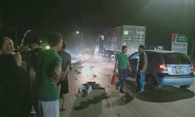 Xe máy bốc cháy sau khi tông ô tô, 2 thanh niên nguy kịch