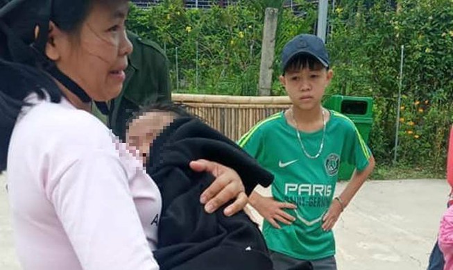 Thầy giáo dũng cảm cứu trẻ em du xuân bị rơi xuống hồ nước