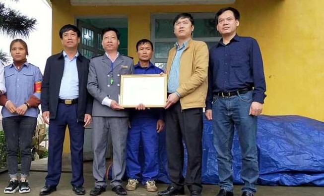 Nhân viên gác chắn cứu tàu và xe được nhận bằng khen