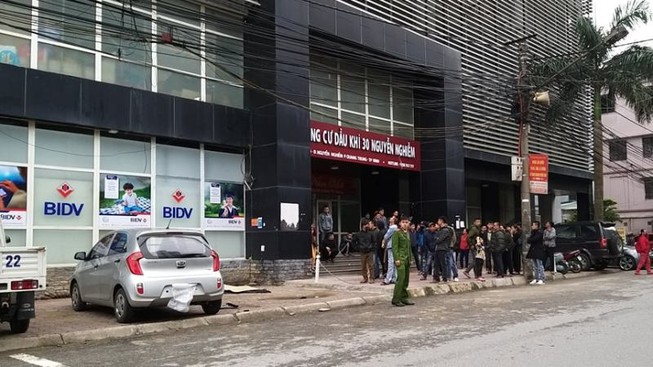 Nam thanh niên rơi từ tầng 13 xuống đất, trúng vào ô tô