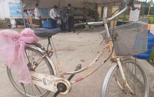 Cụ ông 89 tuổi mang rau, gạo, tiền ủng hộ chống dịch COVID-19