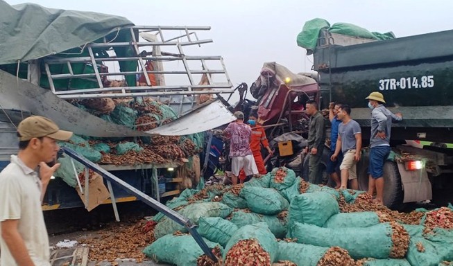 Xe tải tông xe đầu kéo, 3 người thương vong