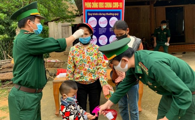 Xúc động hình ảnh bộ đội biên phòng giúp dân chống COVID-19