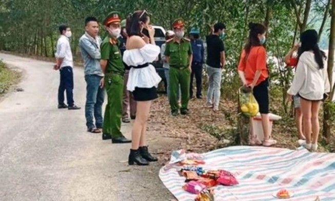 Chín người tụ tập 'buôn chuyện' bị phạt 3,6 triệu đồng