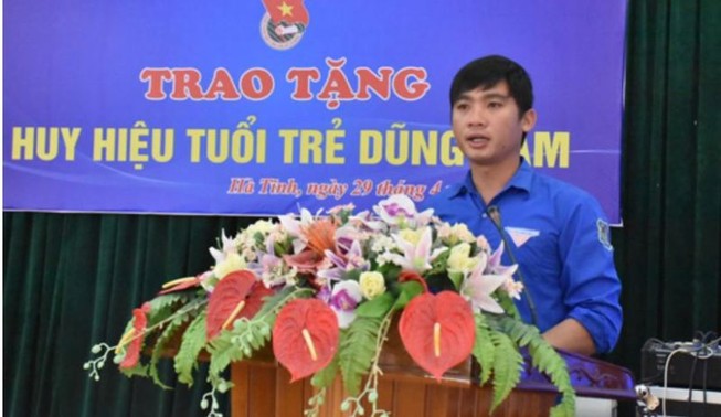 Trao huy hiệu Tuổi trẻ dũng cảm cho người cứu nữ sinh tự tử