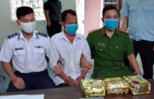 Liều lĩnh 'ôm' 3kg ma túy đá đi trên quốc lộ, bị cảnh sát bắt