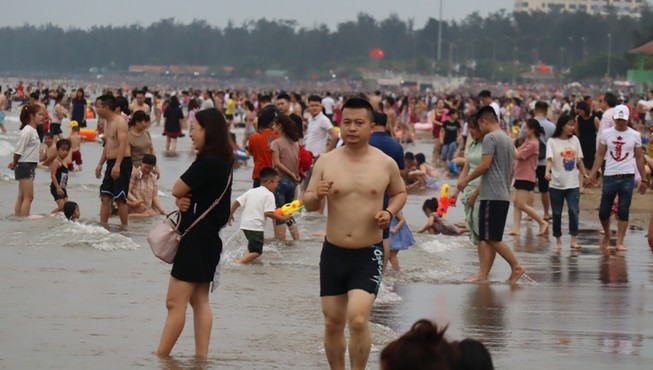 Bãi biển Cửa Lò chật kín người