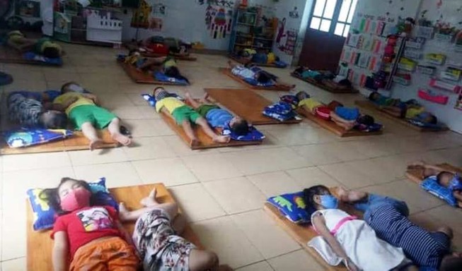 Trường mầm non nói về vụ học sinh ngủ cũng đeo khẩu trang