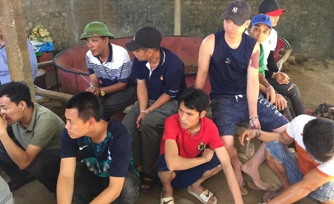 Đang say sưa đá gà ăn tiền, công an ập vào