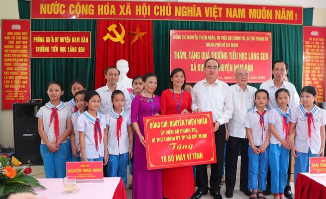 Bí thư Nguyễn Thiện Nhân thăm, tặng quà người dân Nghệ An
