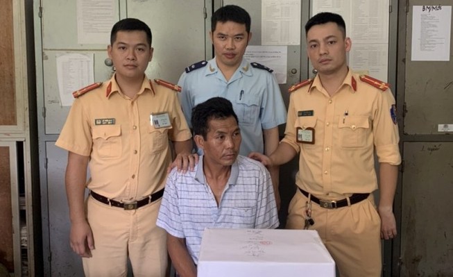 Nhận 2 bánh heroin để 'bán giúp' thì bị bắt
