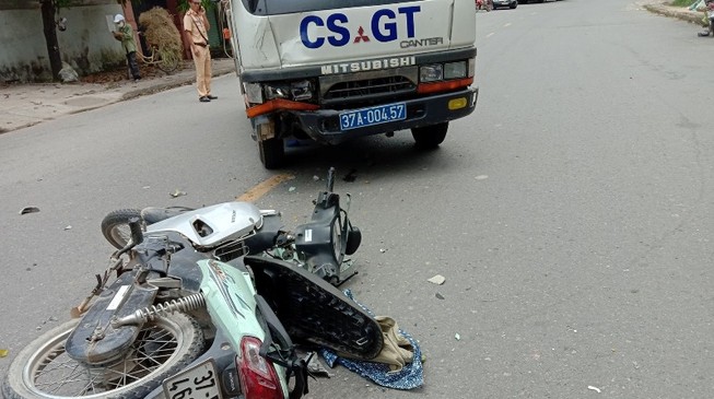 Xe máy va chạm xe CSGT, 2 mẹ con nguy kịch