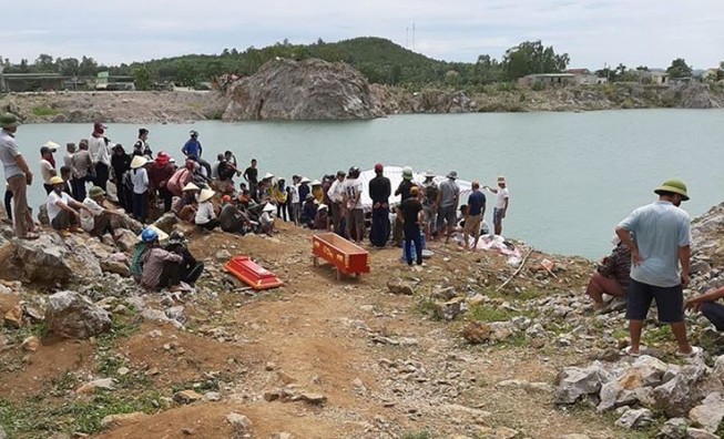 1 học sinh đuối nước ở hồ sâu từng khai thác đá