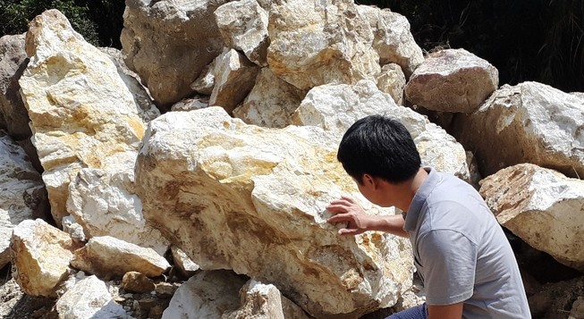 Lén khai thác đá thạch anh, 1 người bị phạt 85 triệu đồng