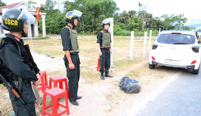Hai người đi trên ô tô vứt 31 kg ma túy đá xuống đường