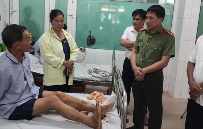 Bắt khẩn cấp người chém công an viên đứt gân chân
