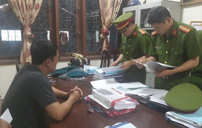 Hoàn tất khám xét nơi ở của một cán bộ Ban Dân tộc Nghệ An