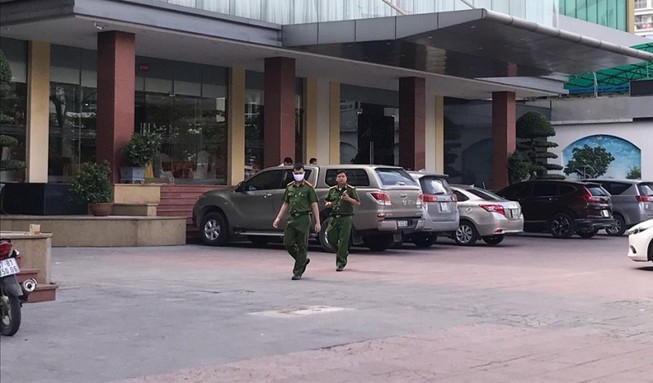 Mẹ khóc ngất khi con 5 tuổi rơi từ tầng 9 khách sạn ba sao