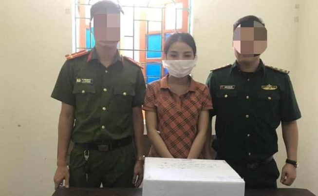 Cô gái đứng bán 2 kg ma túy đá thì bị bắt