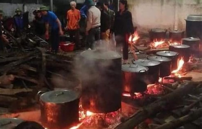 Đêm không ngủ nấu bánh chưng gửi bà con vùng lũ
